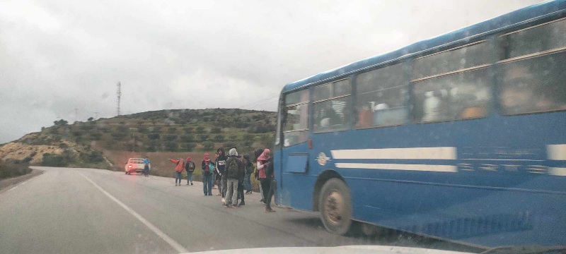 في غزالة..أطفال في العراء و البرد  بعد تعطل حافلة النقل المدرسي 
